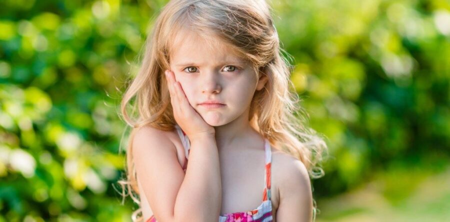 Что делать, если у ребенка болит молочный зуб